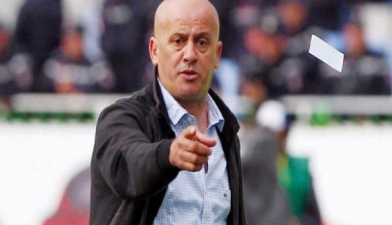 غريب يغسل اللاعبين ويطالبهم بضرورة التأهل في كأس الكاف