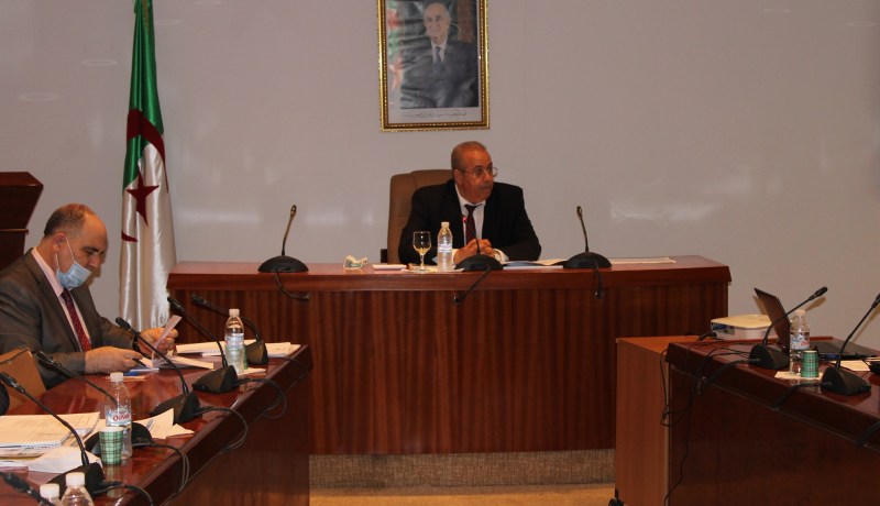 وزير الصناعة يجتمع بمسؤولي مجمع “أغروديف” للصناعات الغذائية