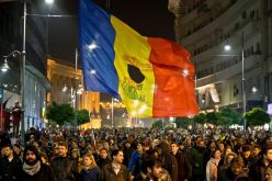 متظاهرون ضد الفساد في رومانيا يطالبون باستقالة الحكومة