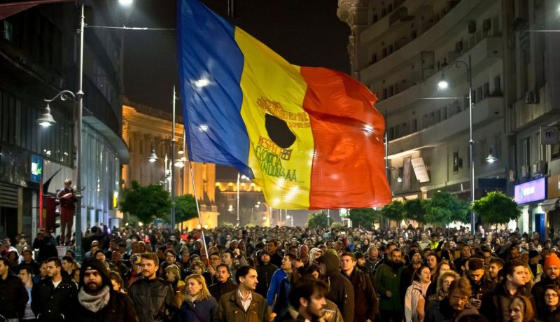 متظاهرون ضد الفساد في رومانيا يطالبون باستقالة الحكومة