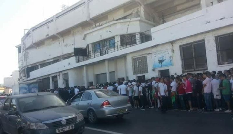 بالصورة.. هكذا اصطف أنصار المولودية أمام ملعب بولوغين منذ 6 صباحا