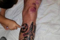 ابن ميسي يضع وشما على رجل أبيه