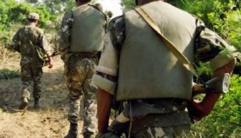 الجيش يحاصر إرهابيين ويقصف مواقعهم بالمسيلة