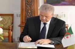 سلال يوقع على سجل التعازي بإقامة السفير الألماني بالجزائر إثر الاعتداء الارهابي ببرلين