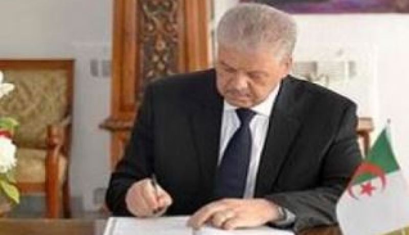 سلال يوقع على سجل التعازي بإقامة السفير الألماني بالجزائر إثر الاعتداء الارهابي ببرلين
