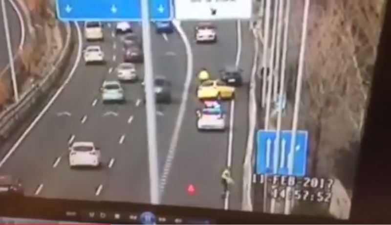 بالفيديو.. نجاة شرطي من الموت بأعجوبة