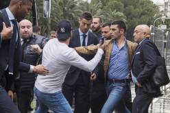 بالفيديو.. 7 “بودي غارد” يبعدون مناصرا عن رونالدو