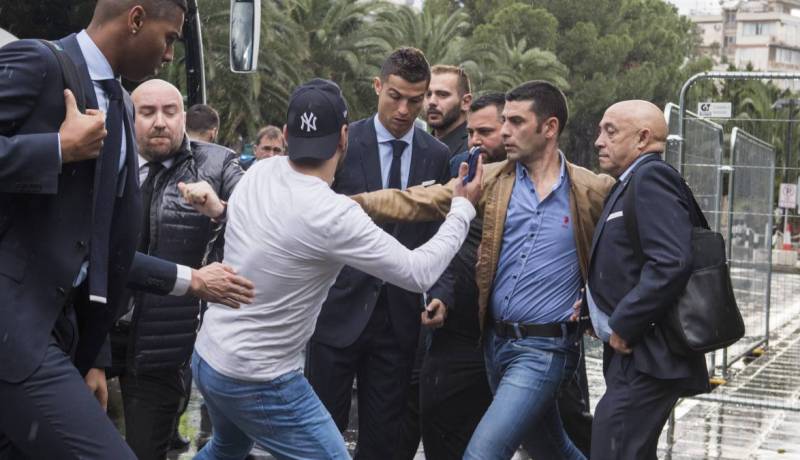 بالفيديو.. 7 “بودي غارد” يبعدون مناصرا عن رونالدو