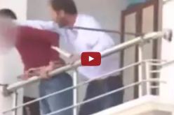 بالفيديو.. يهدد بذبح إبنه ورميه من النافدة حتى تعود زوجته إلى المنزل