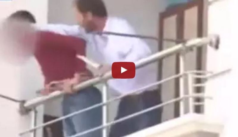 بالفيديو.. يهدد بذبح إبنه ورميه من النافدة حتى تعود زوجته إلى المنزل