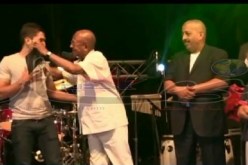 بالفيديو: عبد المومن جابو يستلم سيارة “بورتش كيان” في حفل كبير بساحة البريد المركزي