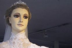 بالصور: أب يستخدم جثة ابنته كموديل في محل ملابسه