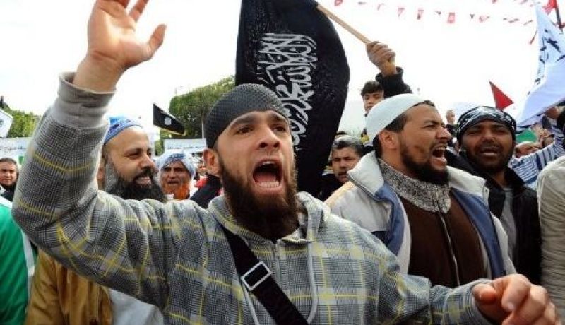 سلفيون تونسيون يحطمون حانة فندق سياحي في سيدي بوزيد