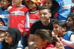 بالفيديو.. أوزيل في مخيم الزعتري للاجئين بالأردن