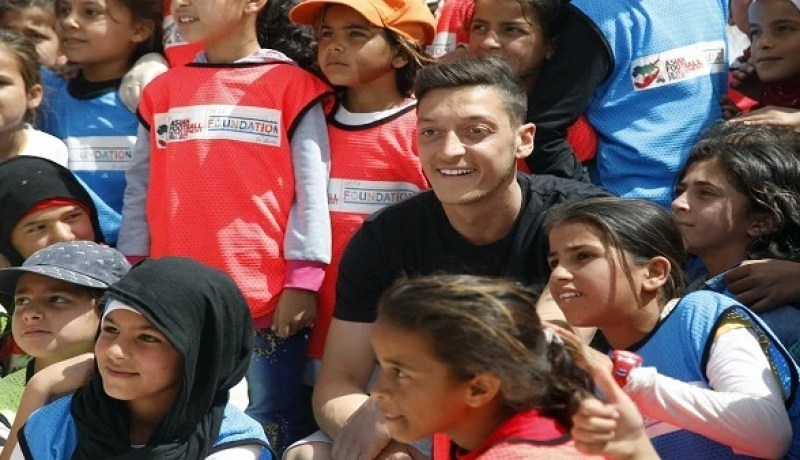 بالفيديو.. أوزيل في مخيم الزعتري للاجئين بالأردن