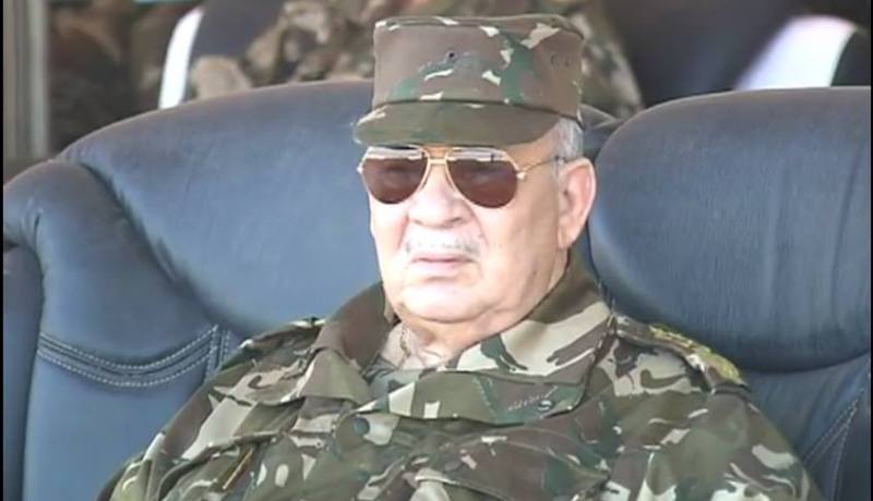 في ذكرى اندلاع الثورة التحريرية…الفريق احمد قايد صالح يدعو أفراد الجيش إلى المزيد من العمل و المثابرة