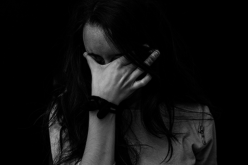 هل أبقى على ذمة رجل خائن؟