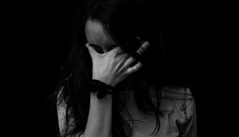 هل أبقى على ذمة رجل خائن؟