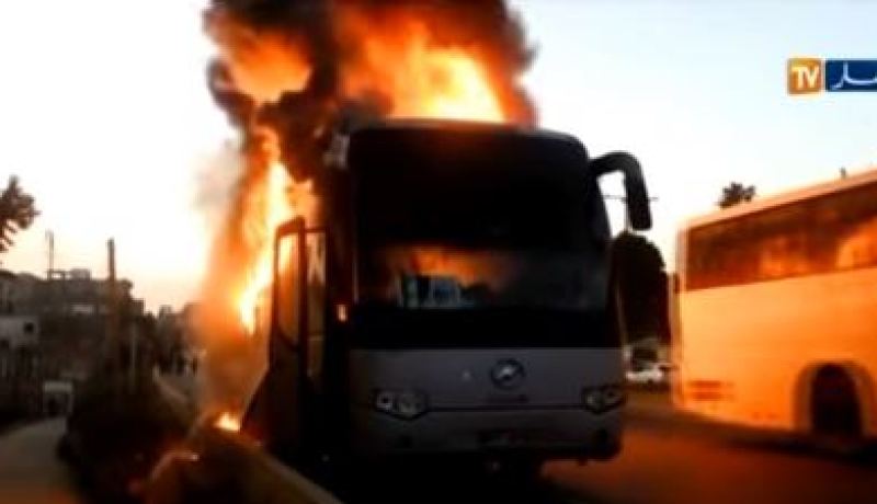 بالفيديو اندلاع حريق في حافلة لنقل المسافرين بالطريق الوطني الرابط بين بئر خادم والبليدة