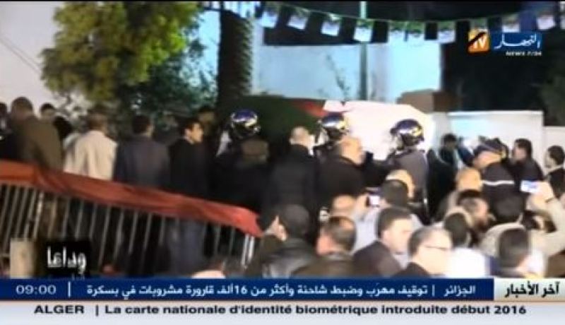 نقل جثمان الفقيد آيت أحمد إلى عين الحمام ليوارى التراب