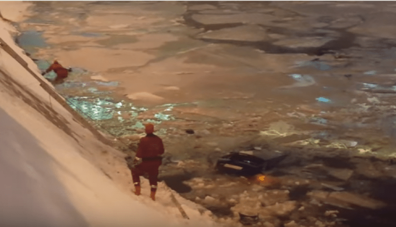 بالفيديو..شرطي يخاطر بحياته لإنقاذ فتاة من الغرق في نهر متجمّد