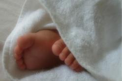 بالصور.. سعودي يُنقذ رضيعة من الوأد