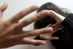 يعتدي ضربا على زوجته لرفضها ممارسة الجنس مع أصدقائه في وهران