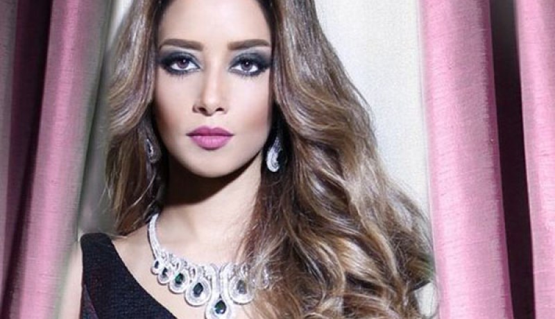 بلقيس تؤدي العمرة للمرة الأولى وتنشر صورها بالحجاب