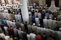 الهـدرة بالملايـين في بورصـة التراويـح.. لإمامـة المصلــين