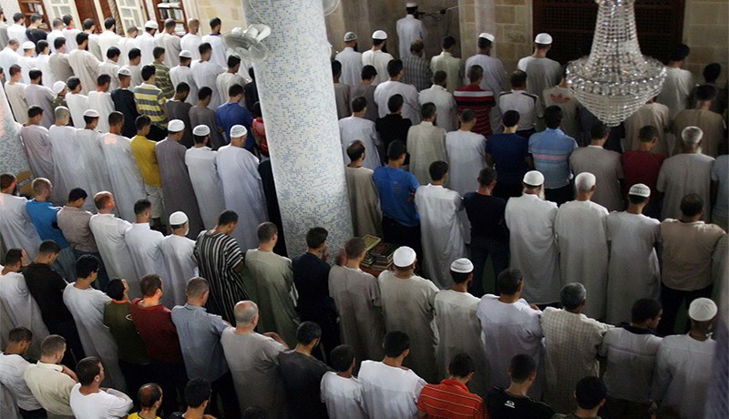 الهـدرة بالملايـين في بورصـة التراويـح.. لإمامـة المصلــين