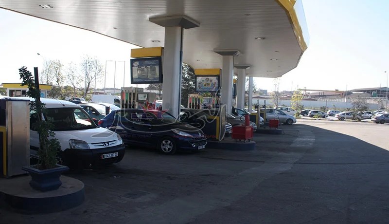 تشميع خزانات وقود الشاحنات والمركبات المتّجهة إلى تونس