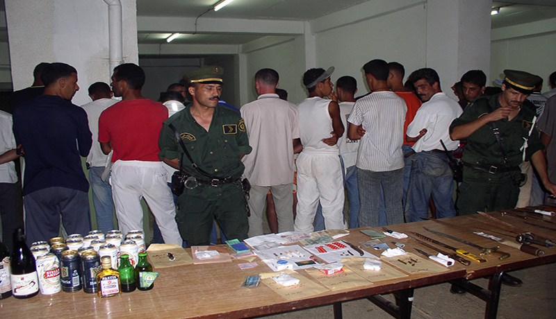 توقيف 19 شخصا وإصابة شرطيين بعد حرب عصابات في وهران