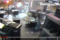 شاهد على المباشر لحظة اطلاق النار من ارهابي على مواطنين في مقهى باريس