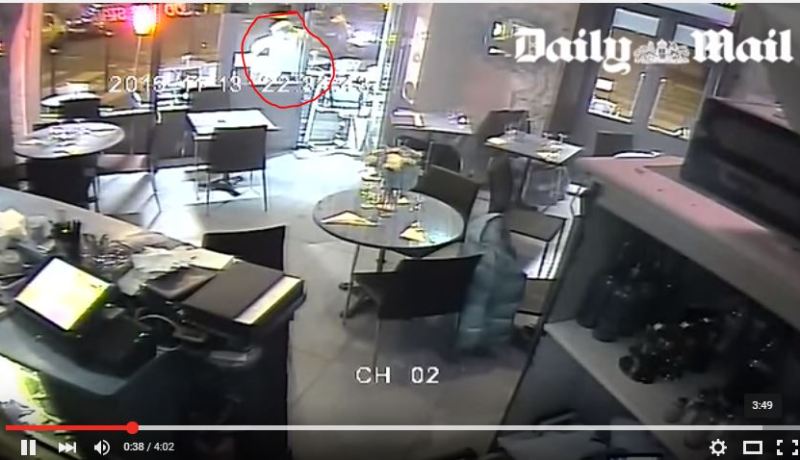 شاهد على المباشر لحظة اطلاق النار من ارهابي على مواطنين في مقهى باريس