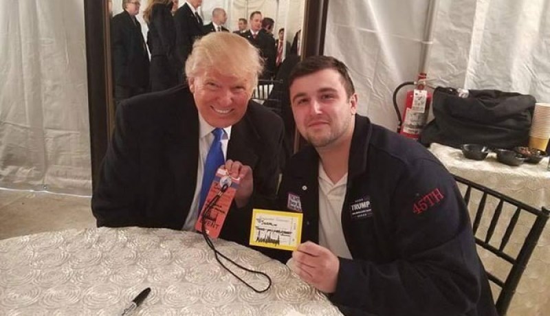 ترامب يلتقي بساعي بريد ويكافأه بمبلغ خيالي لهذا السّبب