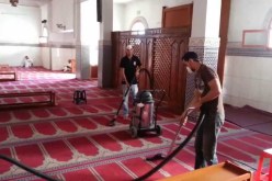 تنظيف المساجد عملية تطوعية ومن الصدقات الجارية