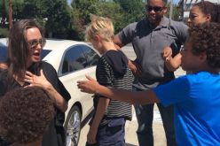 أنجلينا جولي تجسّد موقفا إنسانيا مؤثرا بهذه الهديّة