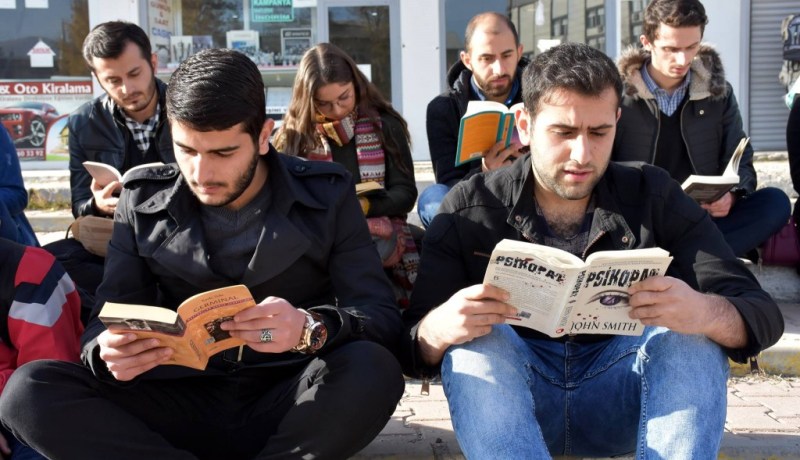 بالصور..معلمون أتراك يطلقون حملة للتشجيع على القراءة