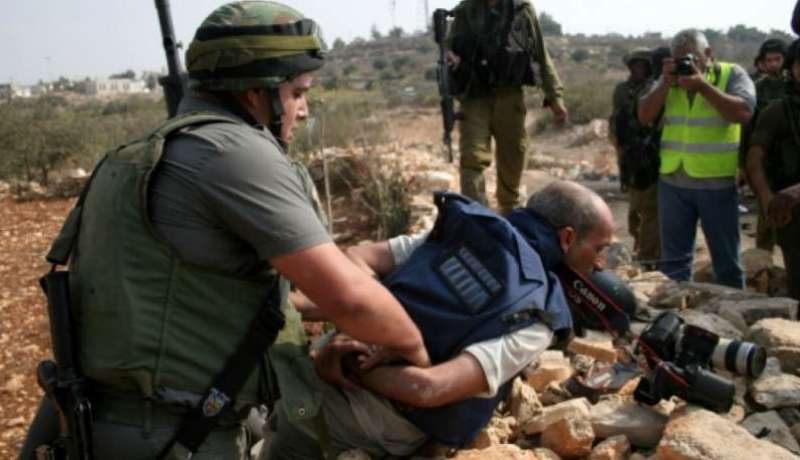 66 انتهاكا صهيونيا ضدّ صحفيي فلسطين في جويلية