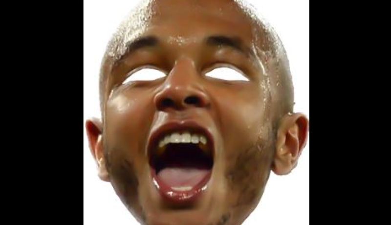 قناع بصورة براهيمي للاحتجاج على طرده في مباراة بورتو