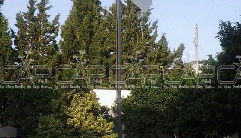 حالة من الجدل وسط التونسيين بعد قيام شباب جزائري بإنزال العلم التونسي ورفع الراية التونسية