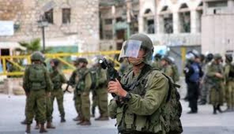 جيش الإحتلال الإسرائيلي يأسر 7 فلسطينيين بالضفة الغربية