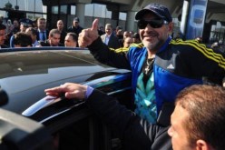 بالفيديو و حصريا : الأسطورة دييغو مارادونا في الجزائر وسط حراسة مشددة