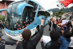 محتجون غاضبون يهاجمون حافلة نقل لاعبي المنتخب البرازيلي