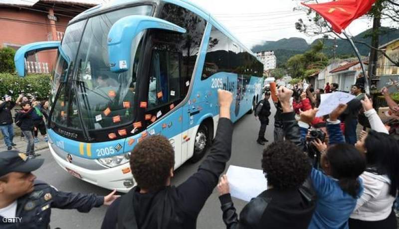 محتجون غاضبون يهاجمون حافلة نقل لاعبي المنتخب البرازيلي