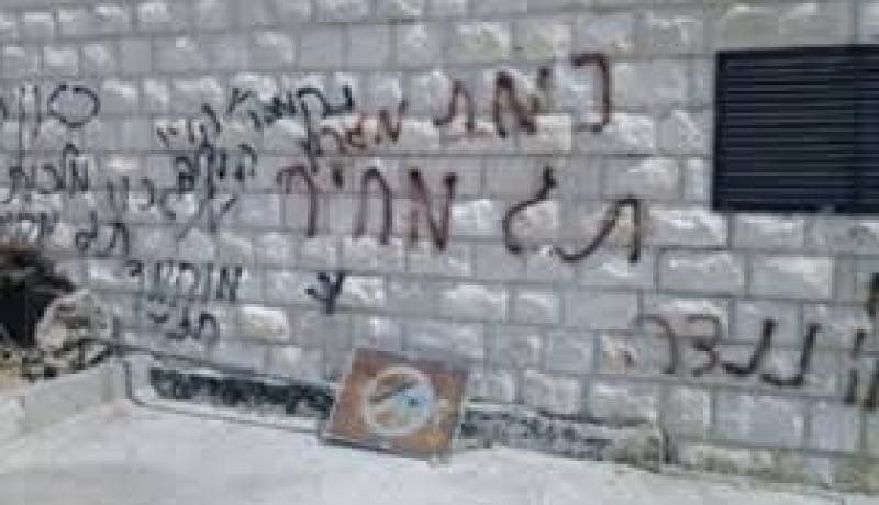 مستوطنون إسرائيليون يضرمون النار في مسجد بالضفة الغربية ويكتبون شعارات عنصرية على جدارنه