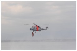 إنقاذ 3 أشخاص كانوا عالقين بصخرة غرب مدينة تنس