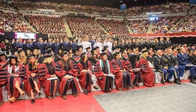 جزائرية مرتدية علم الجزائر في حفل تكريم بجامعة واشنطن لعام 2019