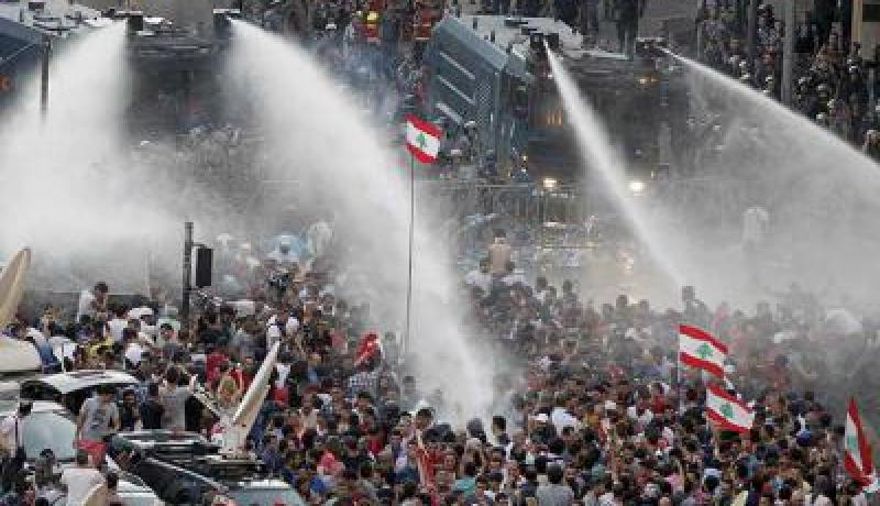 تجدد المواجهات بين المتظاهرين وقوات الأمن أمام مقر الحكومة ببيروت