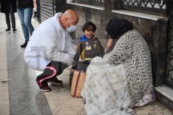 بالصور.. عملية تضامنية لجمع ونقل الأشخاص بدون مأوى عبر بلديات العاصمة